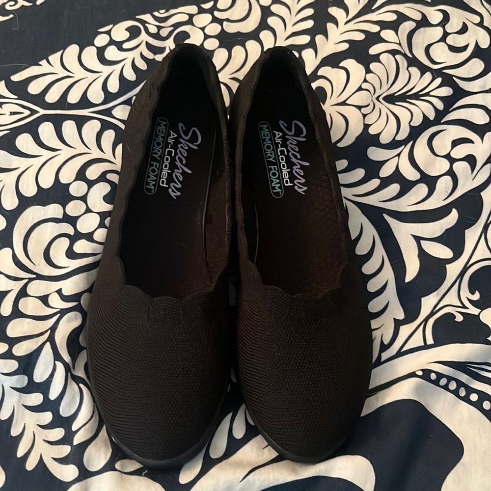 Ladies Skechers Air Cooled Memory Foam Shoes. EUC. Size 7
